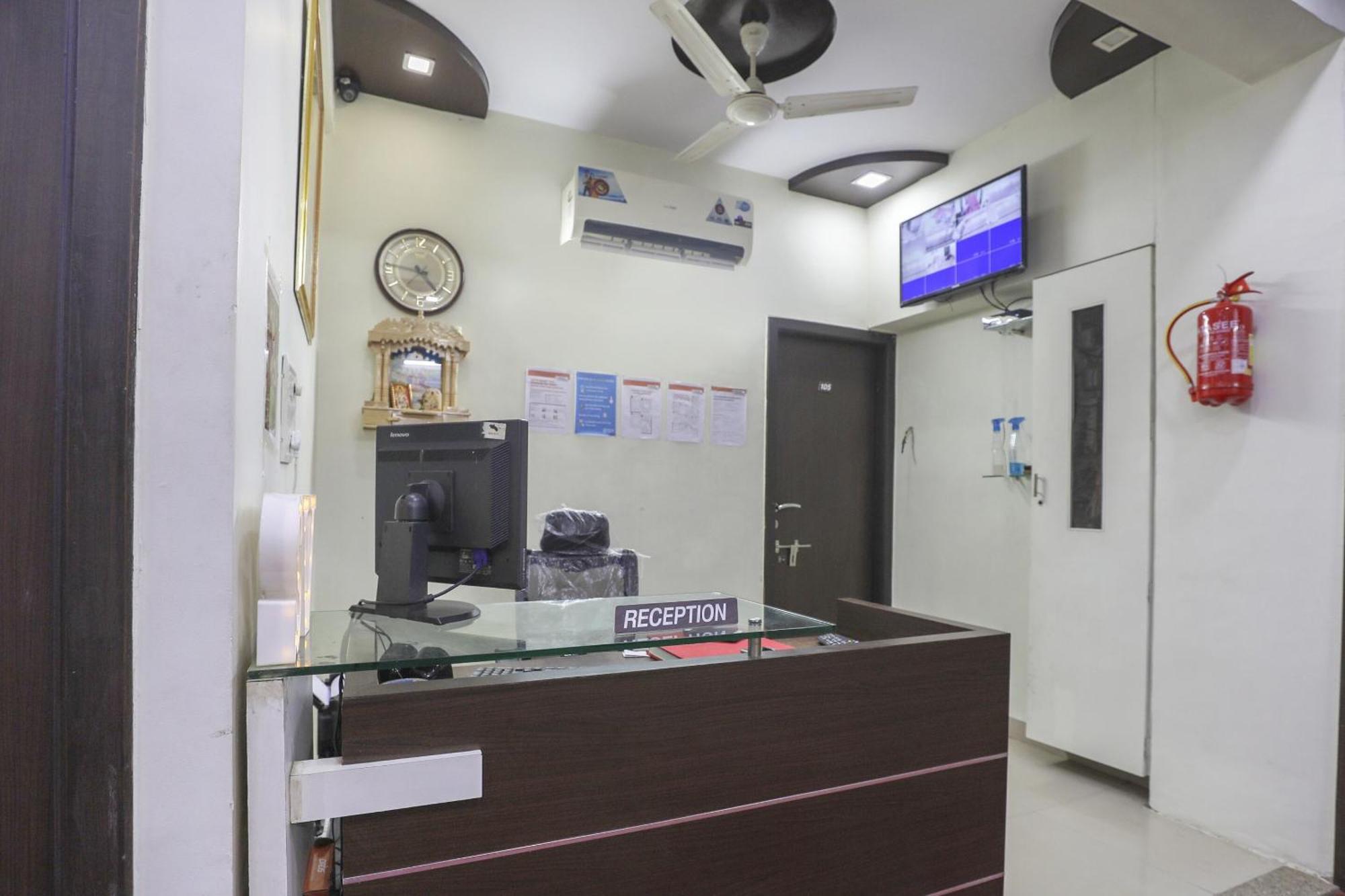 Collection O Shyam Vatika Banquet And Rooms Surat Esterno foto