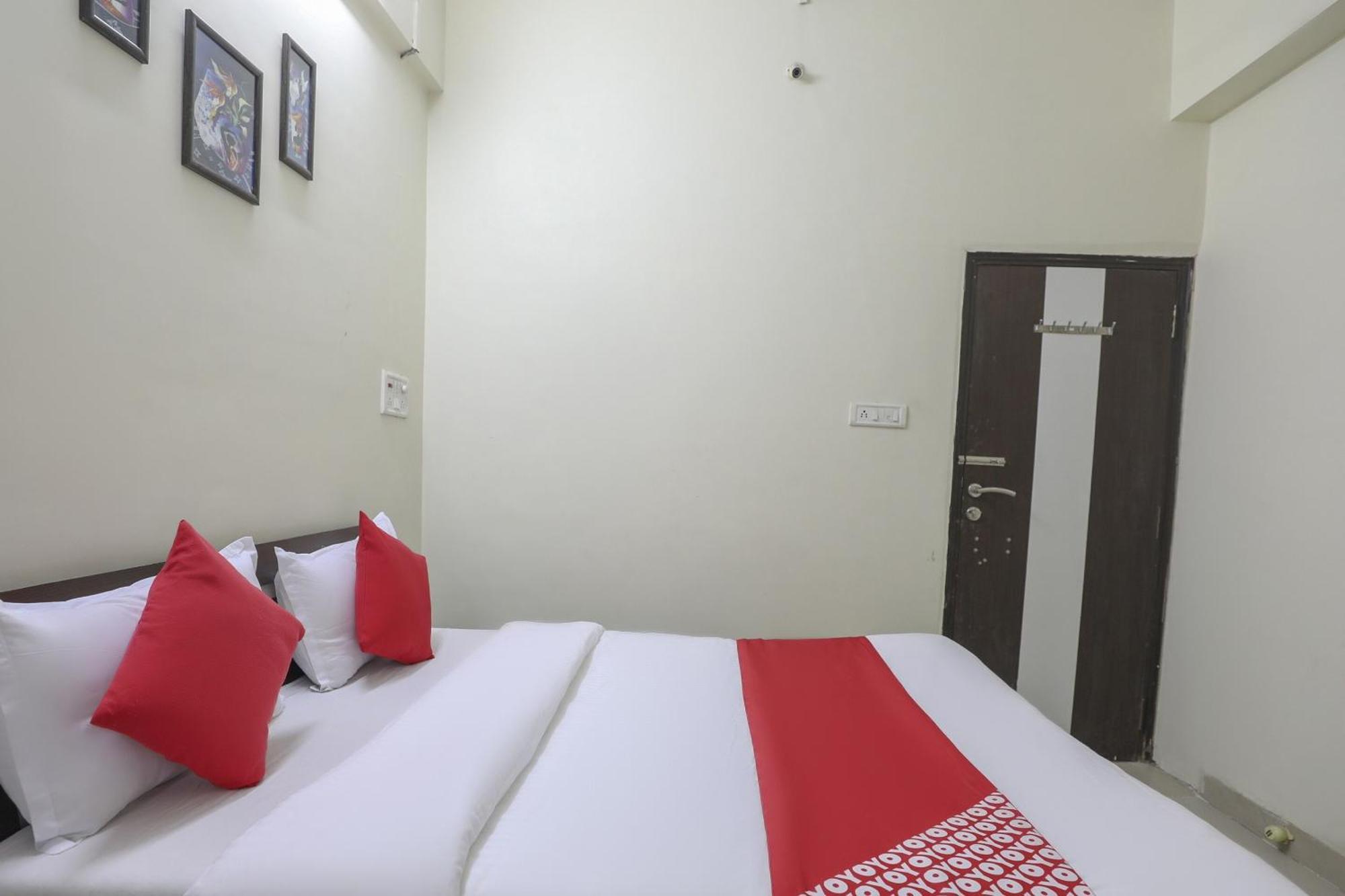 Collection O Shyam Vatika Banquet And Rooms Surat Esterno foto