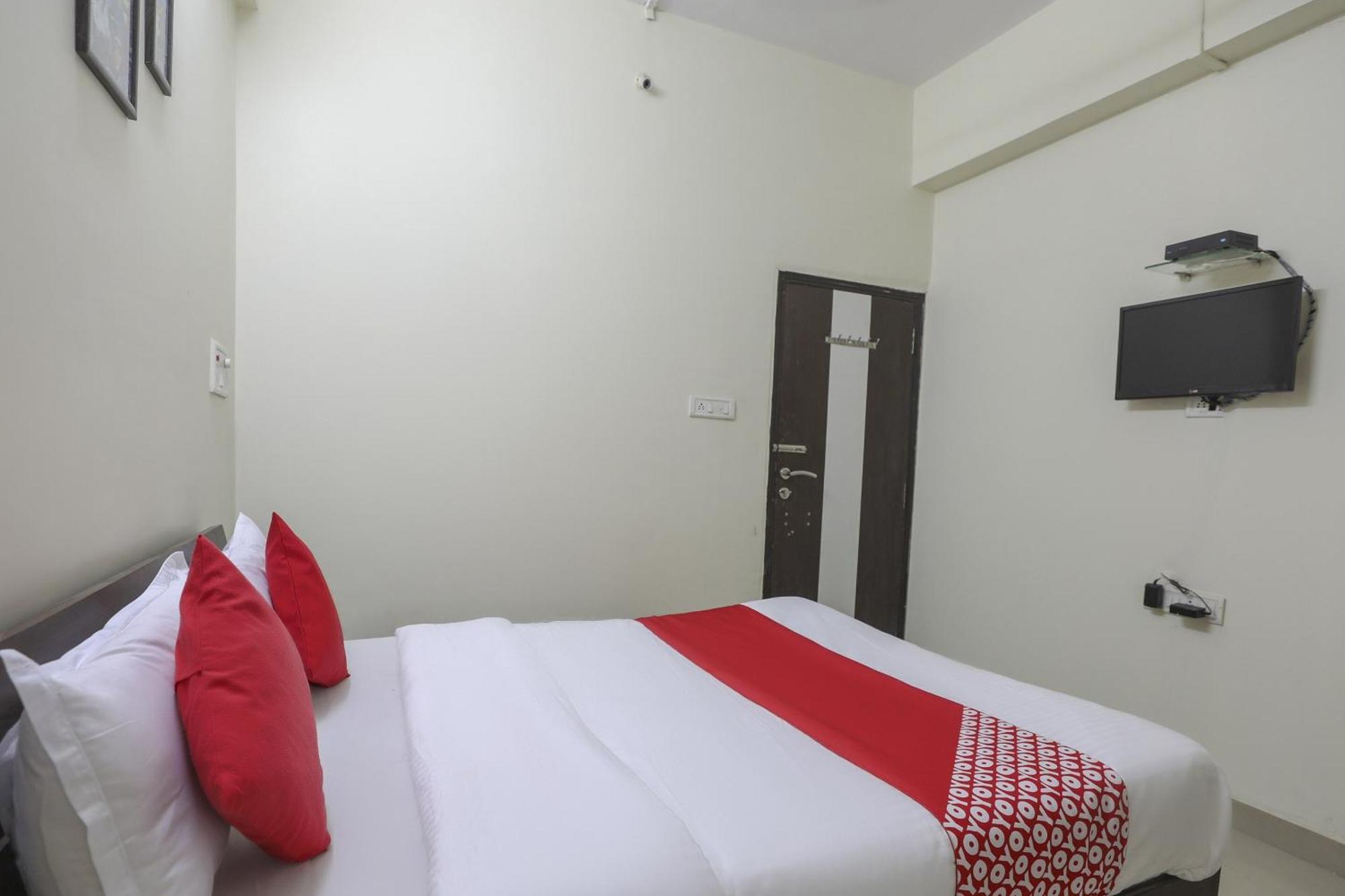Collection O Shyam Vatika Banquet And Rooms Surat Esterno foto
