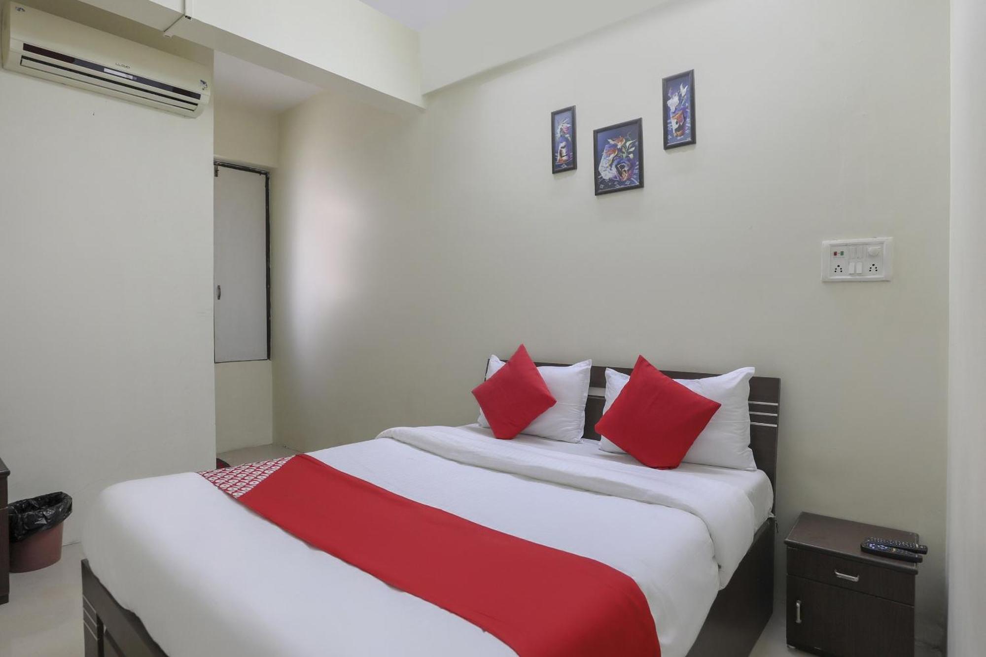 Collection O Shyam Vatika Banquet And Rooms Surat Esterno foto