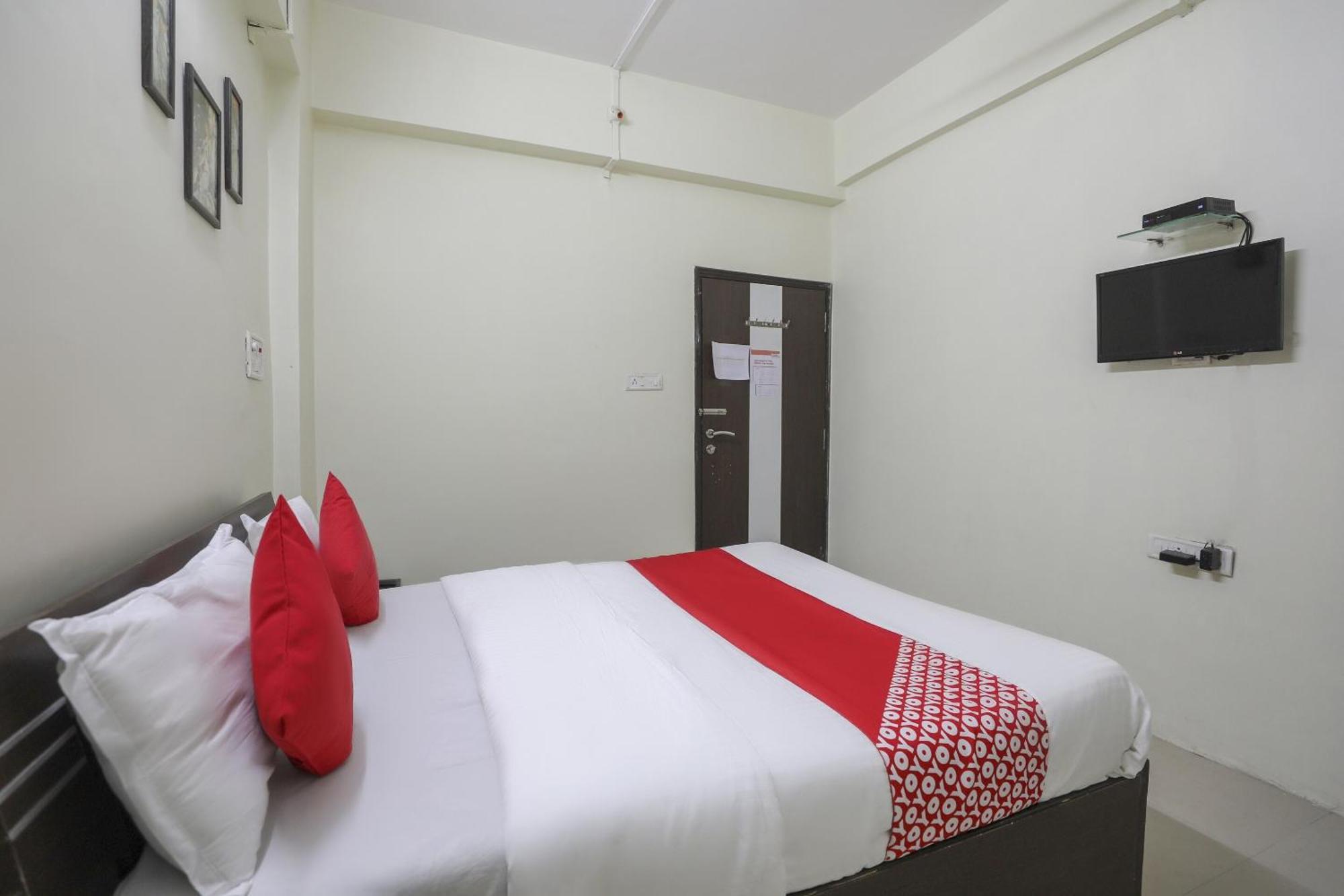 Collection O Shyam Vatika Banquet And Rooms Surat Esterno foto