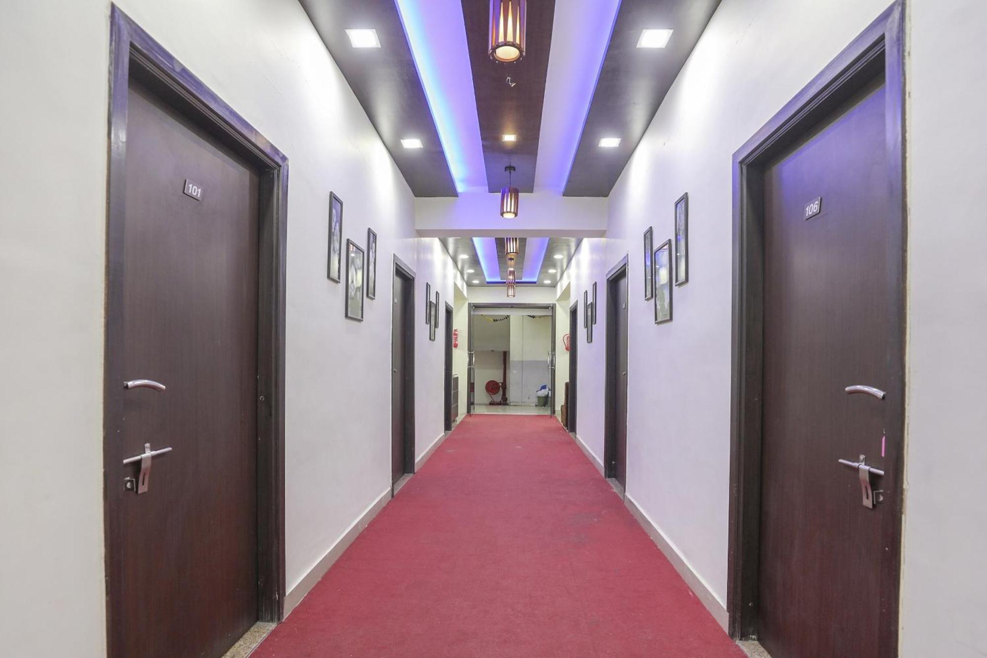 Collection O Shyam Vatika Banquet And Rooms Surat Esterno foto